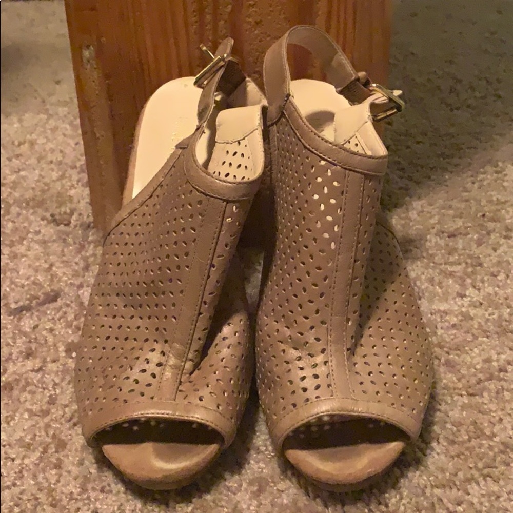 Nine West nude open toed heel
